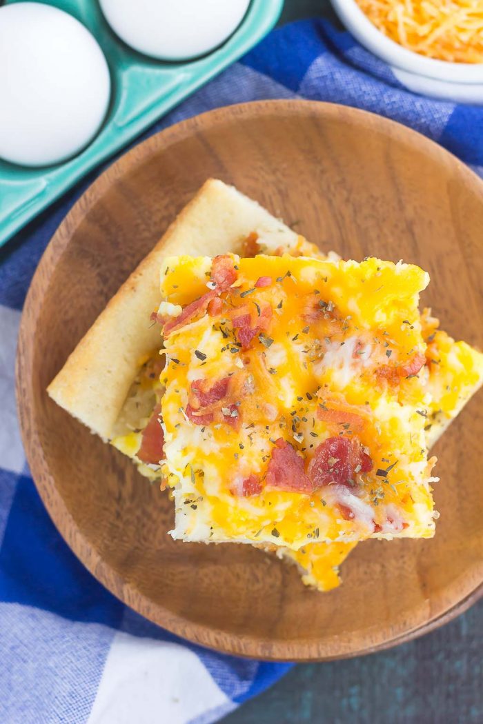 Easy Breakfast Pizza Recipe (with Eggs & Bacon!) - Pumpkin 'N Spice