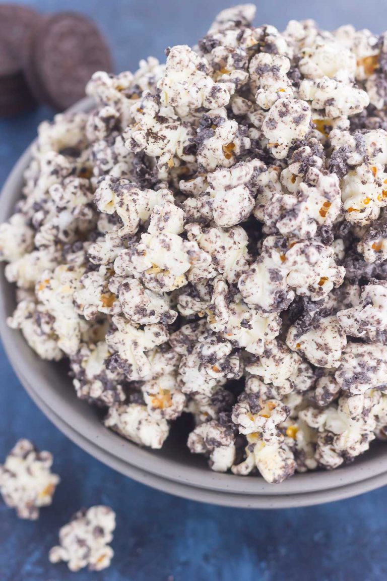 Cookies and Cream Popcorn (with Crushed Oreos!) - Pumpkin 'N Spice