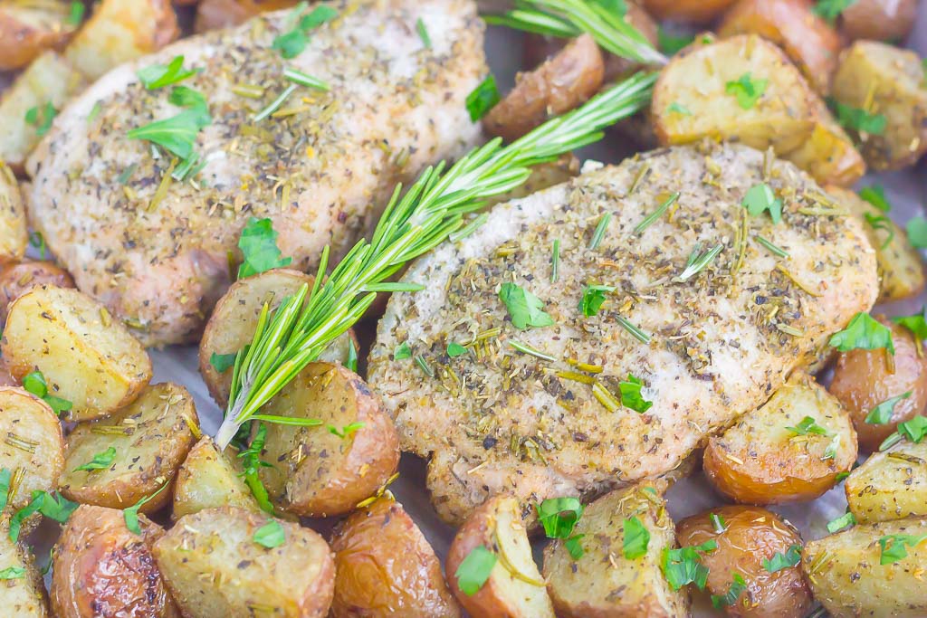 https://www.pumpkinnspice.com/wp-content/uploads/2018/05/sheet-pan-rosemary-herb-pork-chops-potatoes-5.jpg