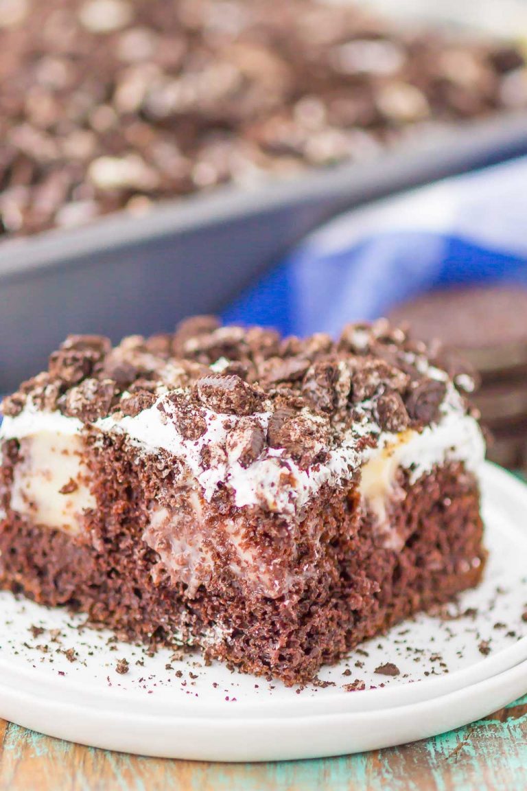 5-Ingredient Oreo Poke Cake (with Pudding!) - Pumpkin 'N Spice