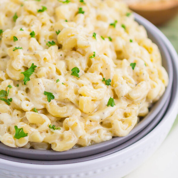 Creamy Garlic Parmesan Mac and Cheese - Pumpkin 'N Spice