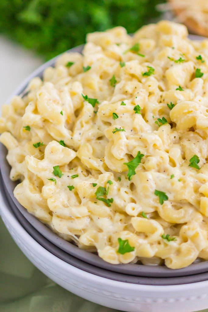 Creamy Garlic Parmesan Mac and Cheese - Pumpkin 'N Spice