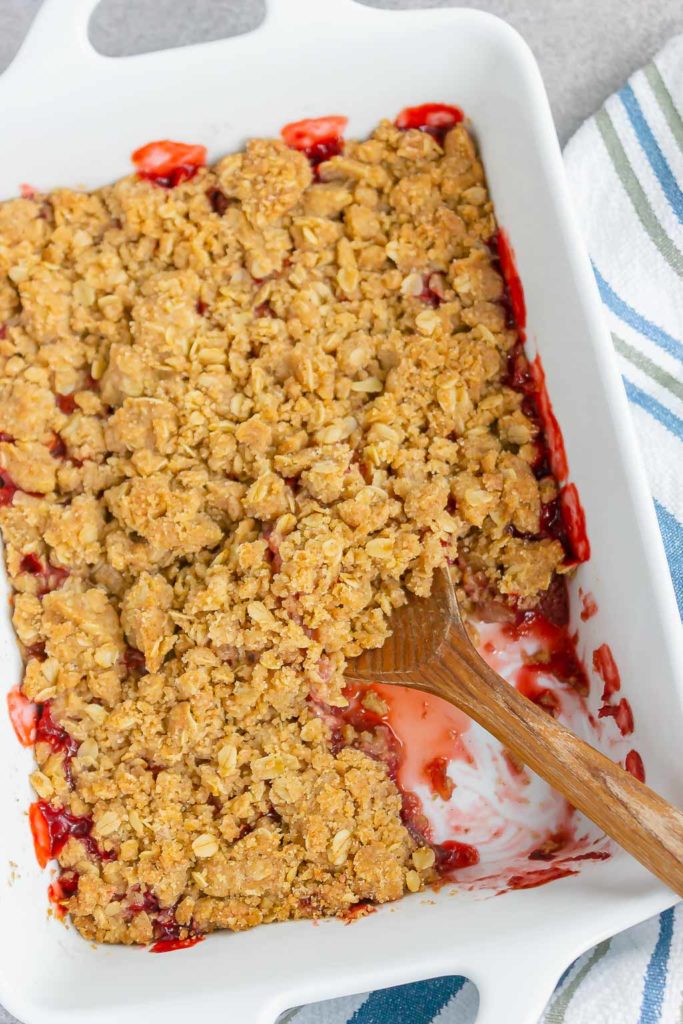 Easy Strawberry Crisp - Pumpkin 'N Spice