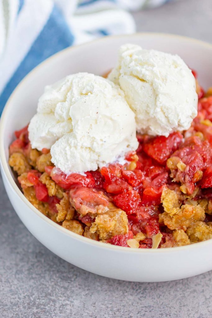 Easy Strawberry Crisp - Pumpkin 'N Spice