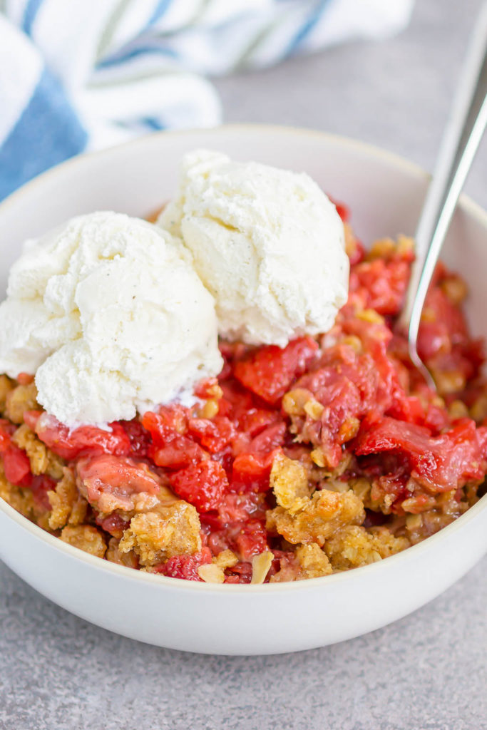 Easy Strawberry Crisp - Pumpkin 'N Spice