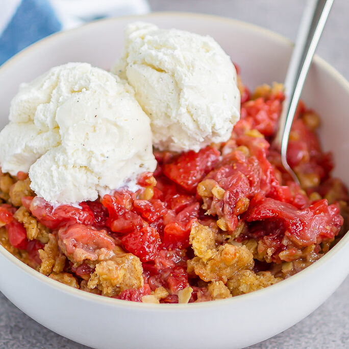 Easy Strawberry Crisp - Pumpkin 'N Spice