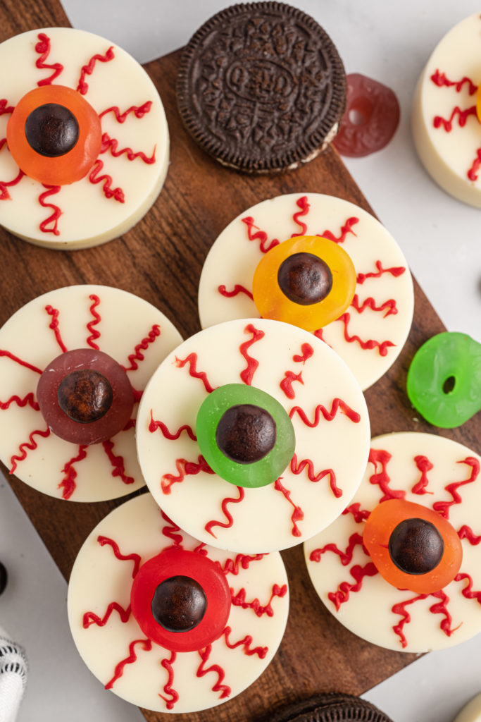 Halloween Chocolate-Covered Oreo Eyeballs - Pumpkin 'N Spice