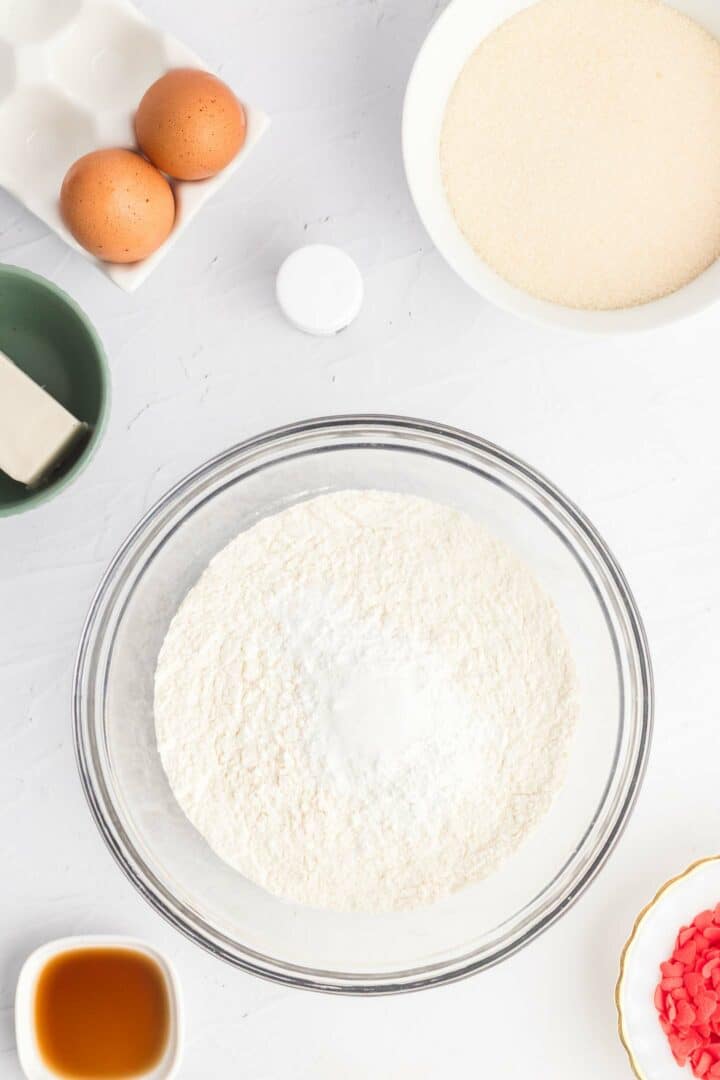 dry cookie ingredients in glass bowl